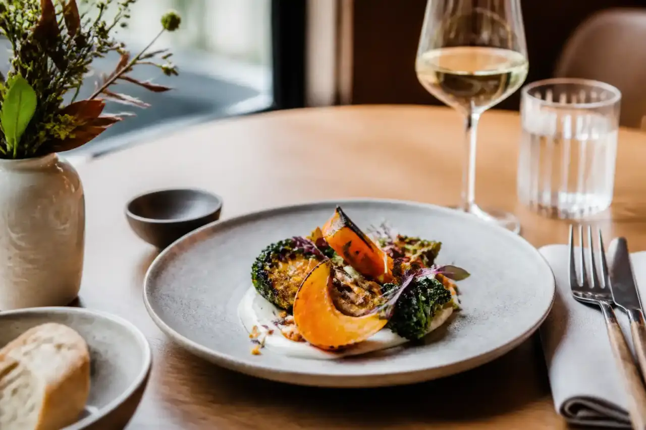 Table bistronomique généreuse avec des plats de saison à partager dans une ambiance industrielle-chic
